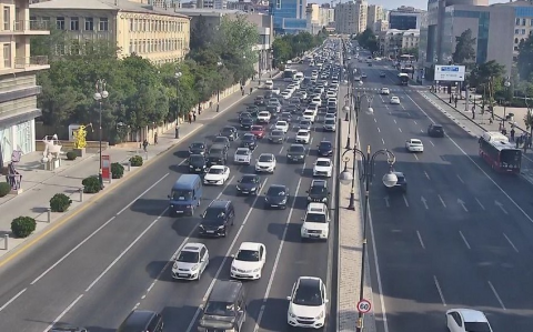Bakının bəzi yollarında tıxac yaranıb -