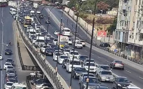 Bakının bir sıra yollarında sıxlıq var -