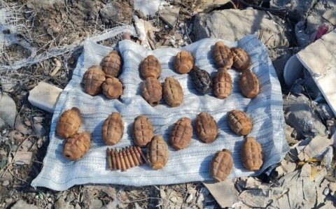 Abşeronda 17 əl qumbarası, 16 partlayıcı və xeyli silah-sursat aşkarlanıb