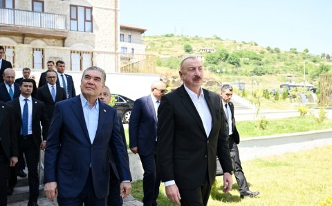 İlham Əliyev və Qurbanqulu Berdiməhəmmədov Şuşada inşa edilən birinci yaşayış kompleksində olublar