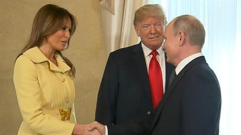 Tramp xanımının məktubunu Putinə təqdim etdi