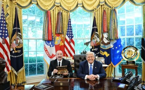 Donald Tramp Ağ Evin rəmzi açarını İlham Əliyevə təqdim etdi