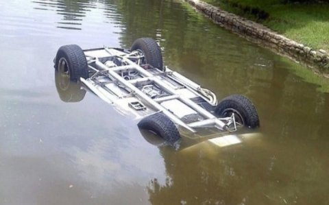 Saatlıda avtomobil su kanalına düşüb -