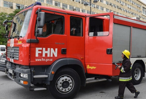 Bakıda yaşayış binasında yanğın zamanı 4 nəfər tüstüdən zəhərlənib -