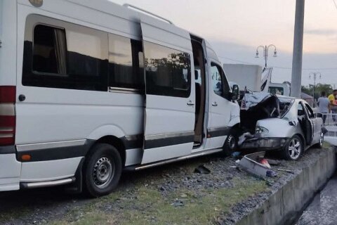 Bakıda mikravtobus qəzaya düşüb -