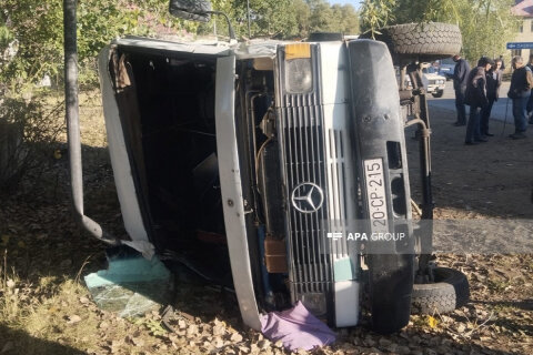 Gədəbəydə müəllimləri daşıyan mikroavtobus aşıb, 15 nəfər xəsarət alıb -
