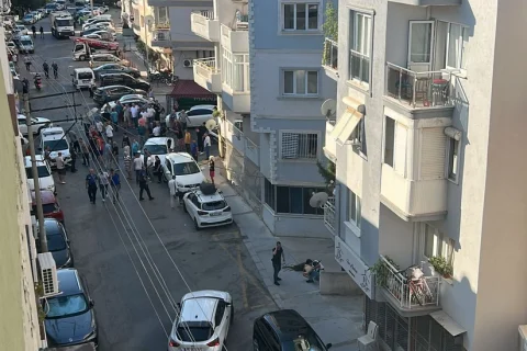 İzmirdə polis idarəsinə silahlı hücum edərək iki polisi qətlə yetirən şəxs ölüb -