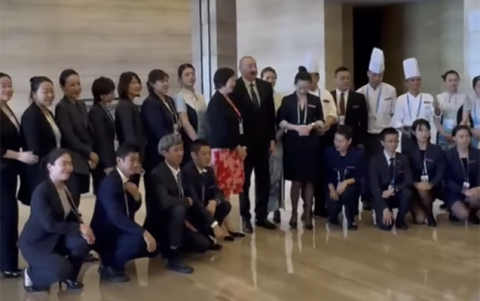 Prezidentin Çində qaldığı hotelin heyəti ilə səmimi görüntüləri -