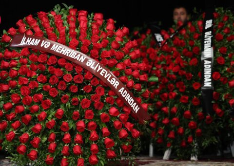 Prezidentlə xanımı vida mərasiminə əklil göndərdi