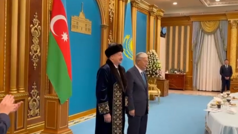 Tokayev İlham Əliyevə qazax milli geyimini hədiyyə etdi -