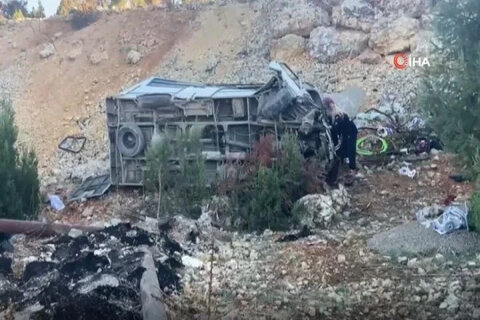 Türkiyədə işçiləri daşıyan avtobus dərəyə yuvarlanıb, 5 nəfər ölüb, 14 nəfər yaralanıb