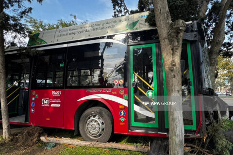 Bakıda sərnişin avtobusu qəza törədib