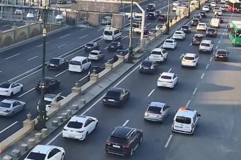 Bakının bir sıra yollarında nəqliyyatın sıxlığı yaranıb
