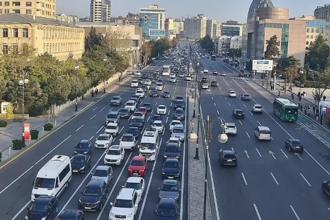 Bakının bir çox yollarında nəqliyyatın sıxlığı müşahidə olunur