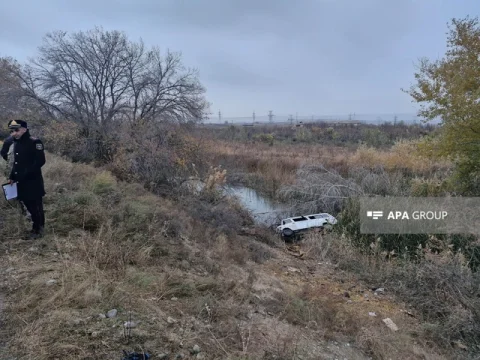 23 nəfəri daşıyan mikroavtobus kanala aşdı