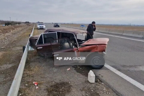 Şəmkirdə maşın betona çırpılıb, 2 nəfər xəsarət alıb