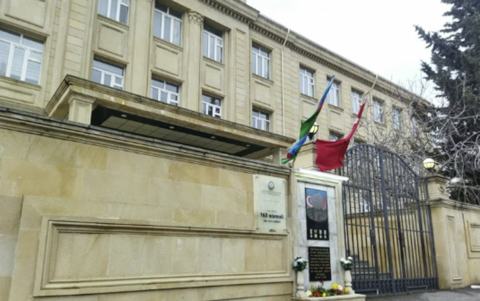 10-cu sinif şagirdi məktəbin pəncərəsindən yıxıldı