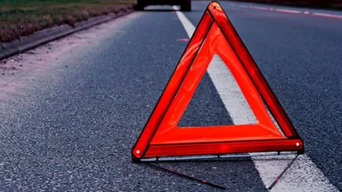 Bakıda elektrovozla yük avtomobili toqquşub -