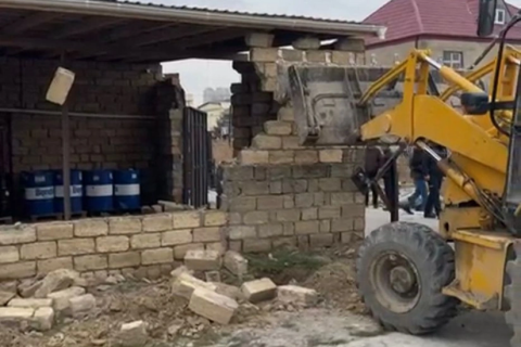 Xocəsəndə qanunsuz tikili sökülüb- VİDEO