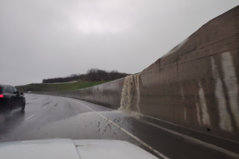 Şamaxıda güclü leysan avtomobillərin hərəkətinə çətinliklər yaradıb