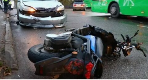 Gəncədə avtomobillə moped toqquşub -