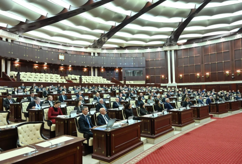 MM əməkhaqqında cinsə görə ayrı-seçkiliyin qarşısının alınması təklifini ilk oxunuşda qəbul edib